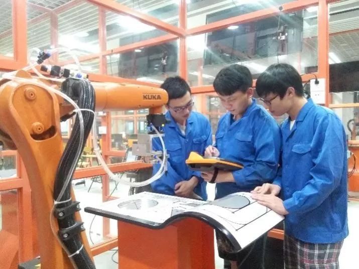 服務(wù)看高職 技術(shù)服務(wù)在現(xiàn)代職業(yè)教育中的核心地位